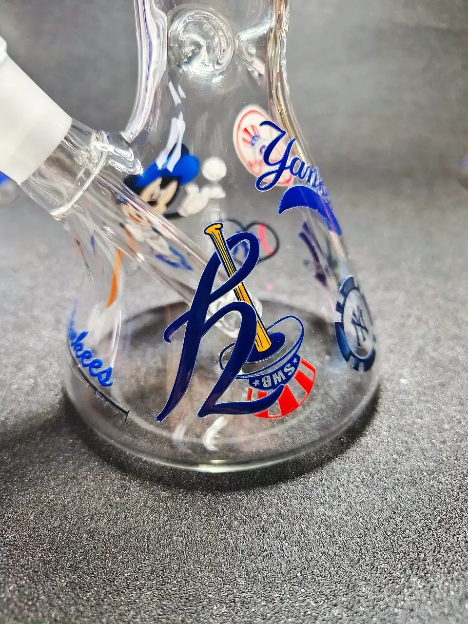 10" New York Yankees Beaker Glass Bong with NY Artwork - Image 6