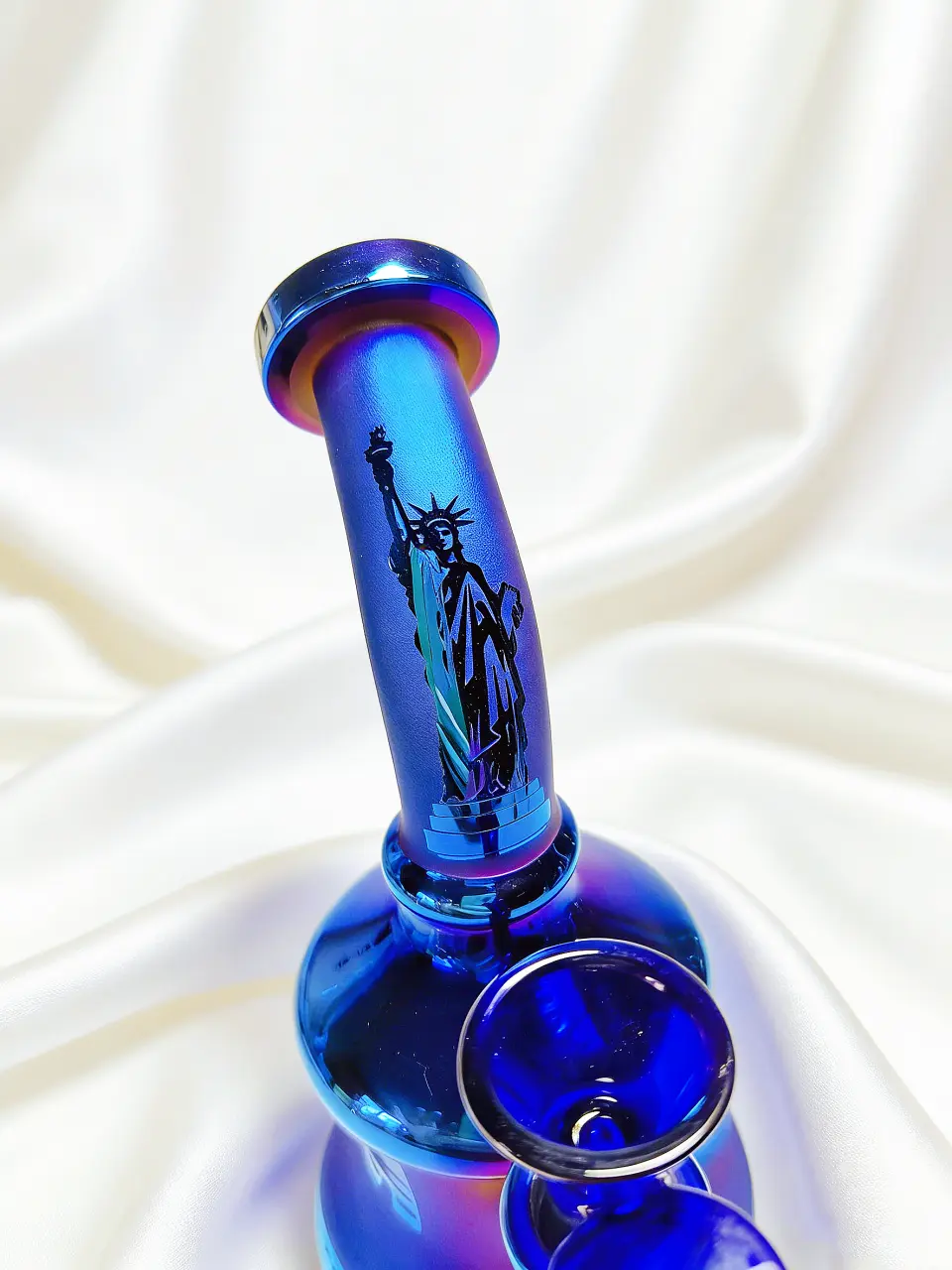 7-Inch Statue of Liberty Aurora Mini Glass Bong - Image 3