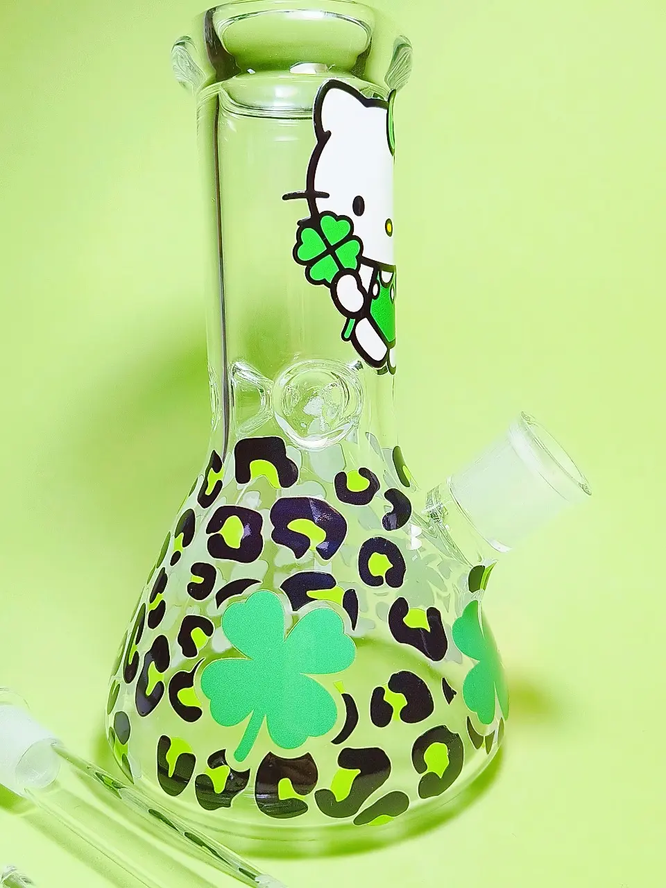Hello Kitty Lucky Clover 8 Inch Beaker Glass Bong - Image 3