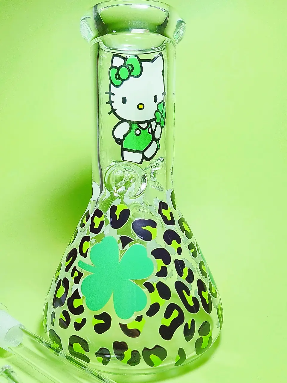 Hello Kitty Lucky Clover 8 Inch Beaker Glass Bong - Image 2